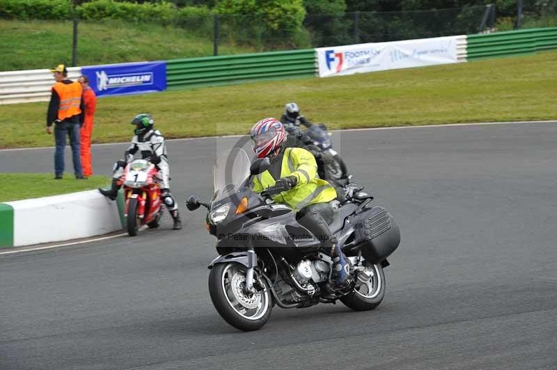 Mallory park Leicestershire;Mallory park photographs;Motorcycle action photographs;classic bikes;event digital images;eventdigitalimages;mallory park;no limits trackday;peter wileman photography;vintage bikes;vintage motorcycles;vmcc festival 1000 bikes