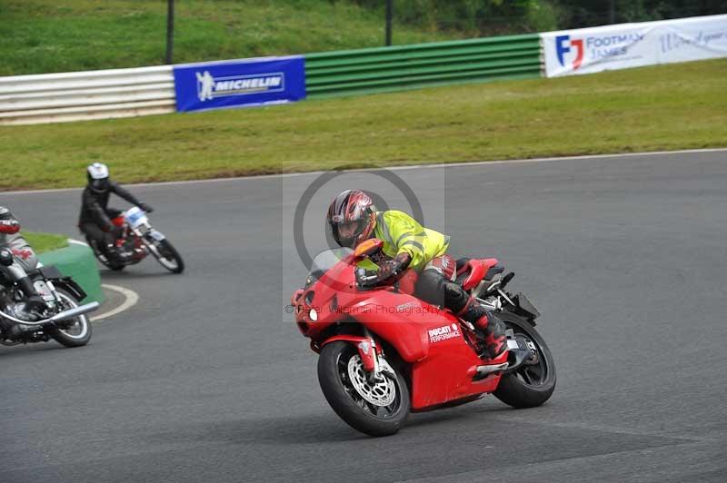 Mallory park Leicestershire;Mallory park photographs;Motorcycle action photographs;classic bikes;event digital images;eventdigitalimages;mallory park;no limits trackday;peter wileman photography;vintage bikes;vintage motorcycles;vmcc festival 1000 bikes