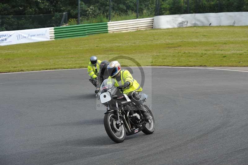 Mallory park Leicestershire;Mallory park photographs;Motorcycle action photographs;classic bikes;event digital images;eventdigitalimages;mallory park;no limits trackday;peter wileman photography;vintage bikes;vintage motorcycles;vmcc festival 1000 bikes