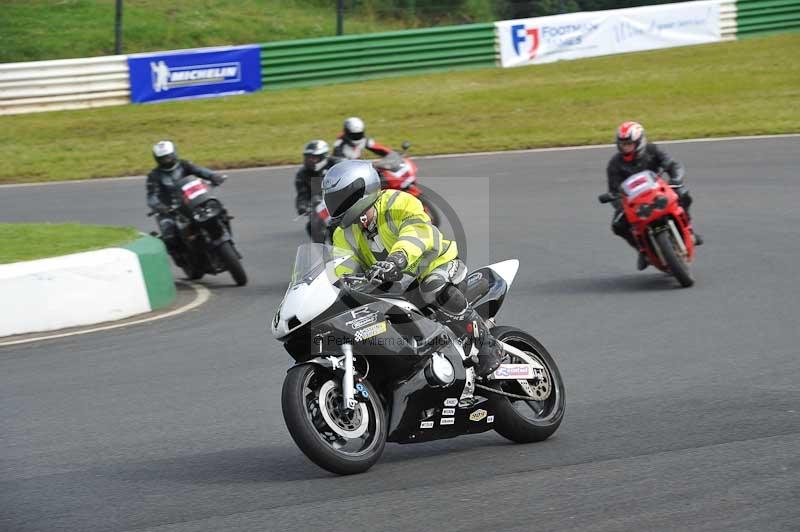 Mallory park Leicestershire;Mallory park photographs;Motorcycle action photographs;classic bikes;event digital images;eventdigitalimages;mallory park;no limits trackday;peter wileman photography;vintage bikes;vintage motorcycles;vmcc festival 1000 bikes