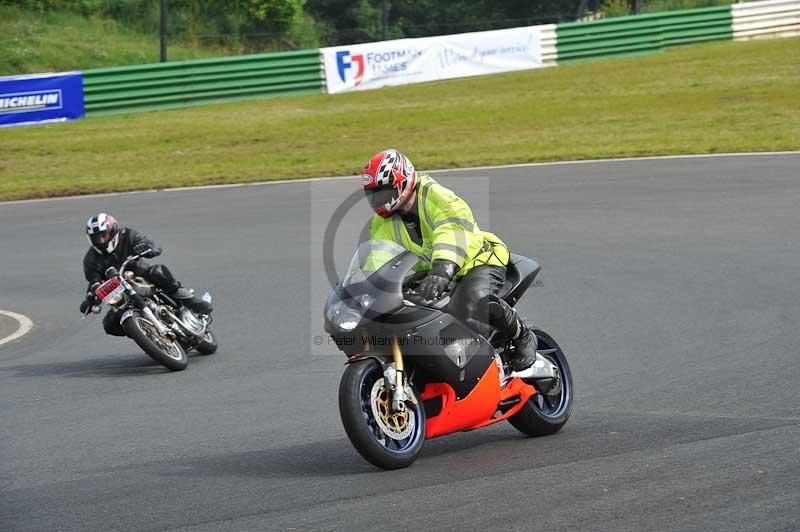 Mallory park Leicestershire;Mallory park photographs;Motorcycle action photographs;classic bikes;event digital images;eventdigitalimages;mallory park;no limits trackday;peter wileman photography;vintage bikes;vintage motorcycles;vmcc festival 1000 bikes