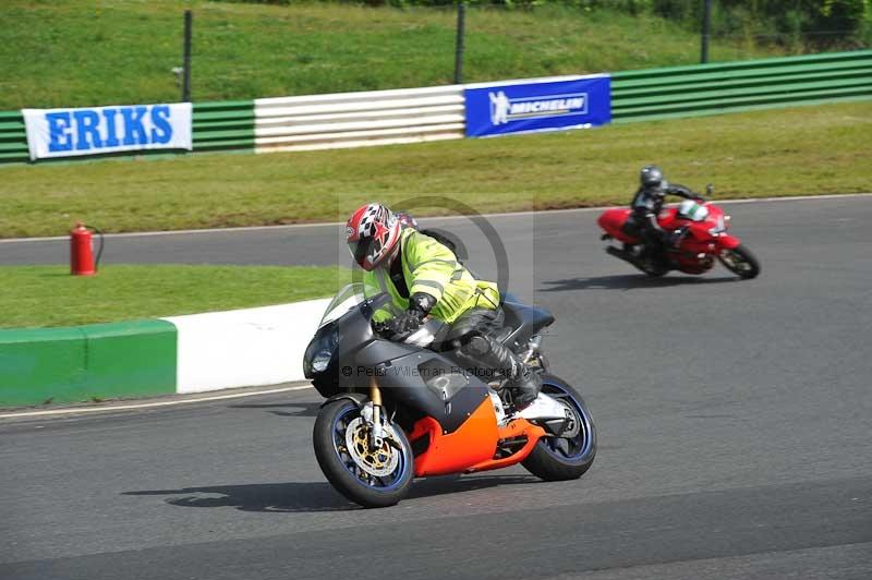 Mallory park Leicestershire;Mallory park photographs;Motorcycle action photographs;classic bikes;event digital images;eventdigitalimages;mallory park;no limits trackday;peter wileman photography;vintage bikes;vintage motorcycles;vmcc festival 1000 bikes