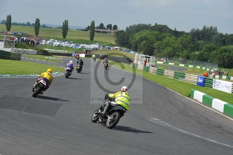 Mallory park Leicestershire;Mallory park photographs;Motorcycle action photographs;classic bikes;event digital images;eventdigitalimages;mallory park;no limits trackday;peter wileman photography;vintage bikes;vintage motorcycles;vmcc festival 1000 bikes