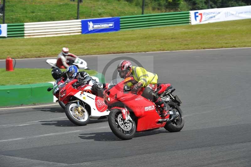 Mallory park Leicestershire;Mallory park photographs;Motorcycle action photographs;classic bikes;event digital images;eventdigitalimages;mallory park;no limits trackday;peter wileman photography;vintage bikes;vintage motorcycles;vmcc festival 1000 bikes