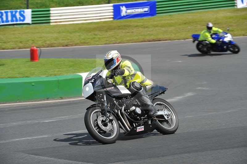 Mallory park Leicestershire;Mallory park photographs;Motorcycle action photographs;classic bikes;event digital images;eventdigitalimages;mallory park;no limits trackday;peter wileman photography;vintage bikes;vintage motorcycles;vmcc festival 1000 bikes