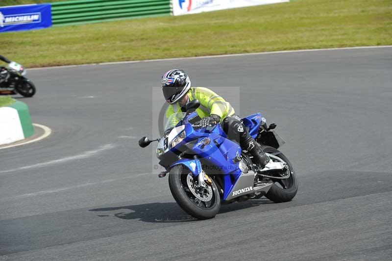 Mallory park Leicestershire;Mallory park photographs;Motorcycle action photographs;classic bikes;event digital images;eventdigitalimages;mallory park;no limits trackday;peter wileman photography;vintage bikes;vintage motorcycles;vmcc festival 1000 bikes