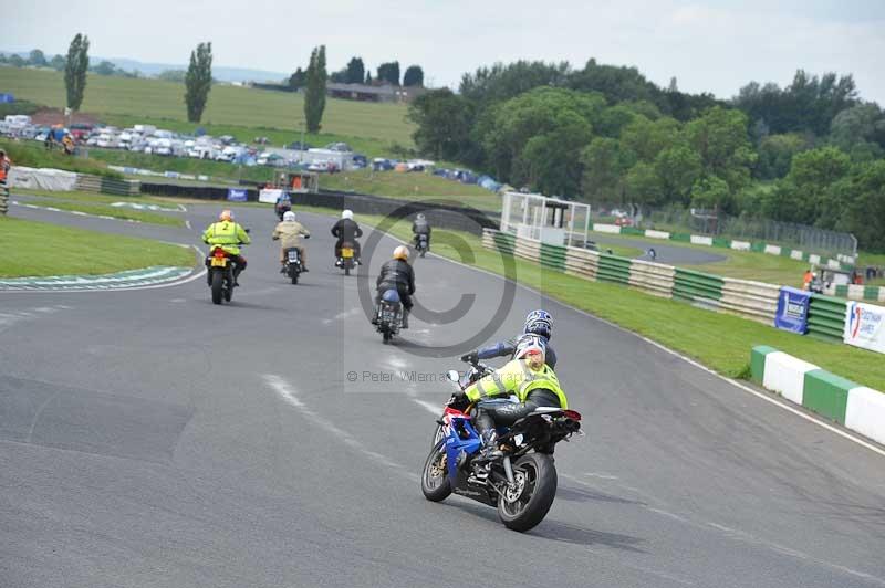 Mallory park Leicestershire;Mallory park photographs;Motorcycle action photographs;classic bikes;event digital images;eventdigitalimages;mallory park;no limits trackday;peter wileman photography;vintage bikes;vintage motorcycles;vmcc festival 1000 bikes