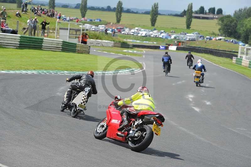 Mallory park Leicestershire;Mallory park photographs;Motorcycle action photographs;classic bikes;event digital images;eventdigitalimages;mallory park;no limits trackday;peter wileman photography;vintage bikes;vintage motorcycles;vmcc festival 1000 bikes