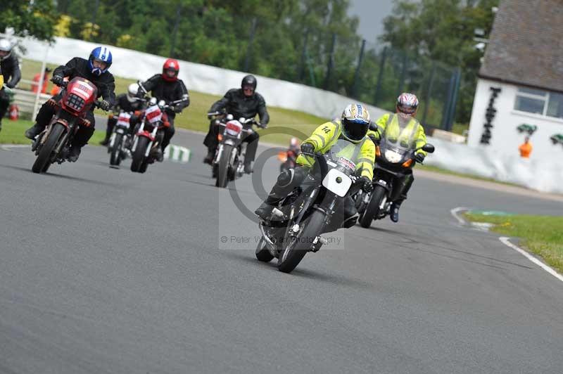 Mallory park Leicestershire;Mallory park photographs;Motorcycle action photographs;classic bikes;event digital images;eventdigitalimages;mallory park;no limits trackday;peter wileman photography;vintage bikes;vintage motorcycles;vmcc festival 1000 bikes