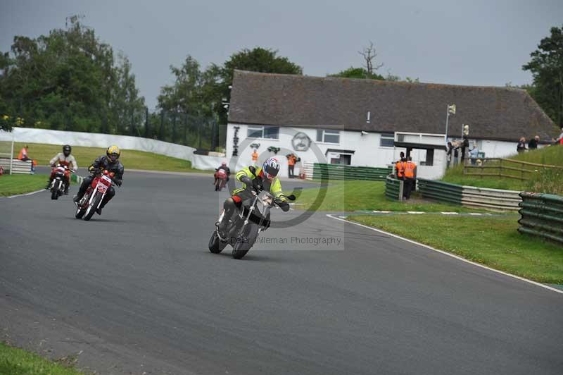 Mallory park Leicestershire;Mallory park photographs;Motorcycle action photographs;classic bikes;event digital images;eventdigitalimages;mallory park;no limits trackday;peter wileman photography;vintage bikes;vintage motorcycles;vmcc festival 1000 bikes