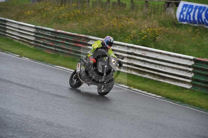 Mallory park Leicestershire;Mallory park photographs;Motorcycle action photographs;classic bikes;event digital images;eventdigitalimages;mallory park;no limits trackday;peter wileman photography;vintage bikes;vintage motorcycles;vmcc festival 1000 bikes