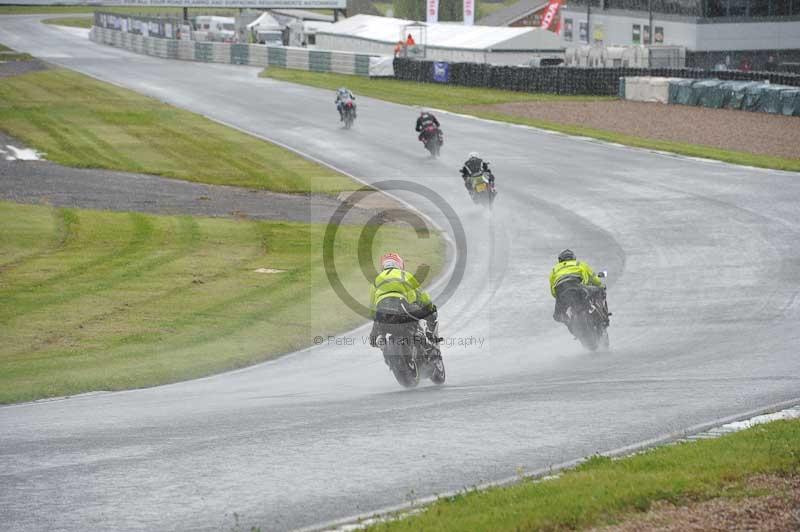 Mallory park Leicestershire;Mallory park photographs;Motorcycle action photographs;classic bikes;event digital images;eventdigitalimages;mallory park;no limits trackday;peter wileman photography;vintage bikes;vintage motorcycles;vmcc festival 1000 bikes