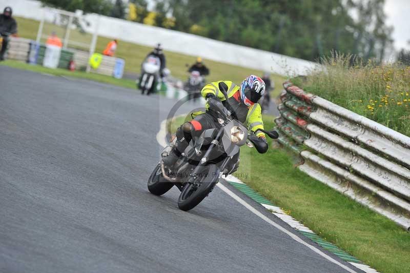 Mallory park Leicestershire;Mallory park photographs;Motorcycle action photographs;classic bikes;event digital images;eventdigitalimages;mallory park;no limits trackday;peter wileman photography;vintage bikes;vintage motorcycles;vmcc festival 1000 bikes