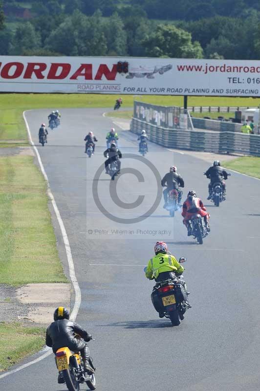 Mallory park Leicestershire;Mallory park photographs;Motorcycle action photographs;classic bikes;event digital images;eventdigitalimages;mallory park;no limits trackday;peter wileman photography;vintage bikes;vintage motorcycles;vmcc festival 1000 bikes