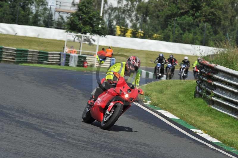 Mallory park Leicestershire;Mallory park photographs;Motorcycle action photographs;classic bikes;event digital images;eventdigitalimages;mallory park;no limits trackday;peter wileman photography;vintage bikes;vintage motorcycles;vmcc festival 1000 bikes