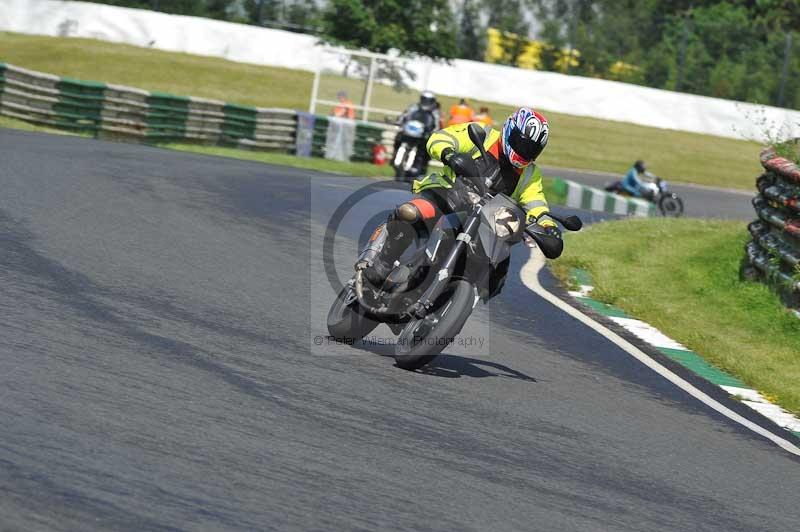 Mallory park Leicestershire;Mallory park photographs;Motorcycle action photographs;classic bikes;event digital images;eventdigitalimages;mallory park;no limits trackday;peter wileman photography;vintage bikes;vintage motorcycles;vmcc festival 1000 bikes