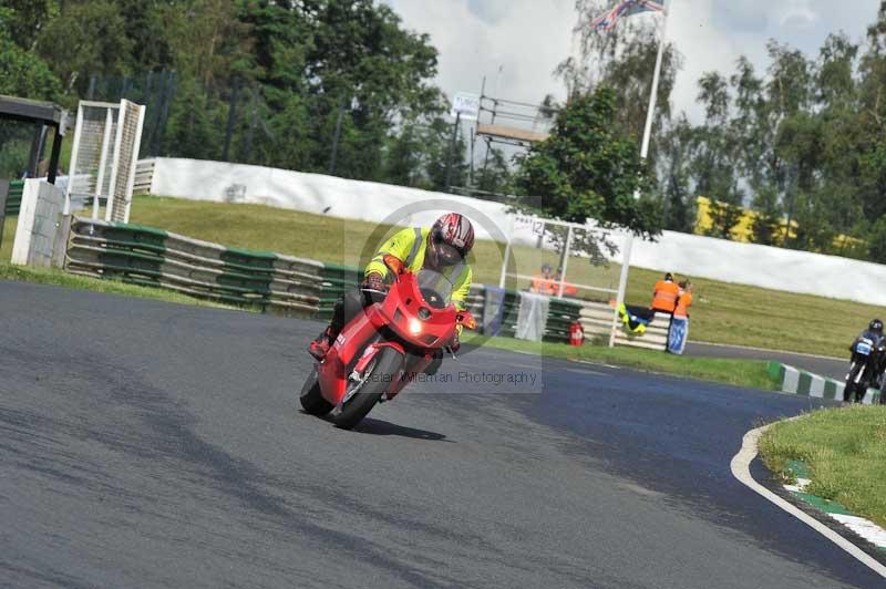 Mallory park Leicestershire;Mallory park photographs;Motorcycle action photographs;classic bikes;event digital images;eventdigitalimages;mallory park;no limits trackday;peter wileman photography;vintage bikes;vintage motorcycles;vmcc festival 1000 bikes