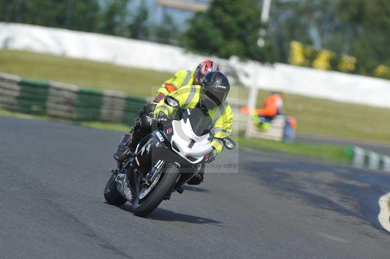 Mallory park Leicestershire;Mallory park photographs;Motorcycle action photographs;classic bikes;event digital images;eventdigitalimages;mallory park;no limits trackday;peter wileman photography;vintage bikes;vintage motorcycles;vmcc festival 1000 bikes