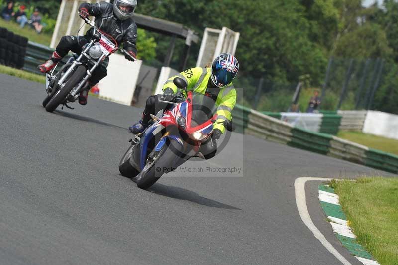 Mallory park Leicestershire;Mallory park photographs;Motorcycle action photographs;classic bikes;event digital images;eventdigitalimages;mallory park;no limits trackday;peter wileman photography;vintage bikes;vintage motorcycles;vmcc festival 1000 bikes