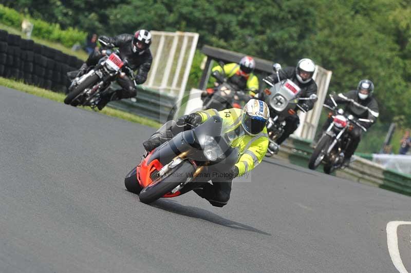 Mallory park Leicestershire;Mallory park photographs;Motorcycle action photographs;classic bikes;event digital images;eventdigitalimages;mallory park;no limits trackday;peter wileman photography;vintage bikes;vintage motorcycles;vmcc festival 1000 bikes