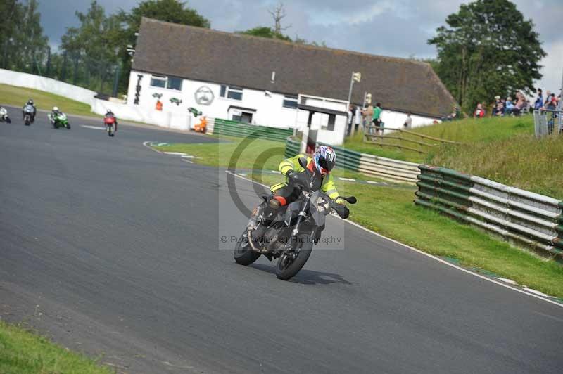 Mallory park Leicestershire;Mallory park photographs;Motorcycle action photographs;classic bikes;event digital images;eventdigitalimages;mallory park;no limits trackday;peter wileman photography;vintage bikes;vintage motorcycles;vmcc festival 1000 bikes