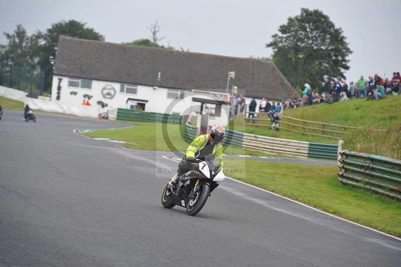 Mallory park Leicestershire;Mallory park photographs;Motorcycle action photographs;classic bikes;event digital images;eventdigitalimages;mallory park;no limits trackday;peter wileman photography;vintage bikes;vintage motorcycles;vmcc festival 1000 bikes