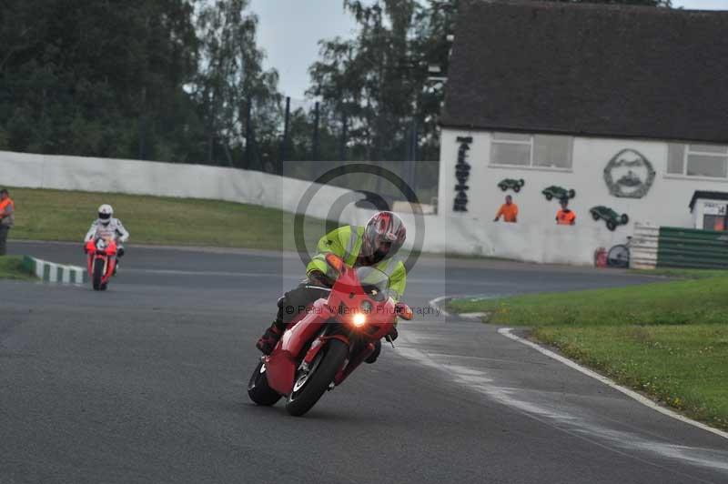 Mallory park Leicestershire;Mallory park photographs;Motorcycle action photographs;classic bikes;event digital images;eventdigitalimages;mallory park;no limits trackday;peter wileman photography;vintage bikes;vintage motorcycles;vmcc festival 1000 bikes