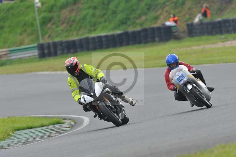 Mallory park Leicestershire;Mallory park photographs;Motorcycle action photographs;classic bikes;event digital images;eventdigitalimages;mallory park;no limits trackday;peter wileman photography;vintage bikes;vintage motorcycles;vmcc festival 1000 bikes