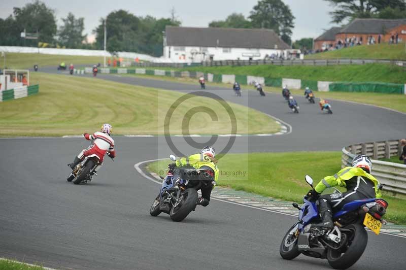 Mallory park Leicestershire;Mallory park photographs;Motorcycle action photographs;classic bikes;event digital images;eventdigitalimages;mallory park;no limits trackday;peter wileman photography;vintage bikes;vintage motorcycles;vmcc festival 1000 bikes