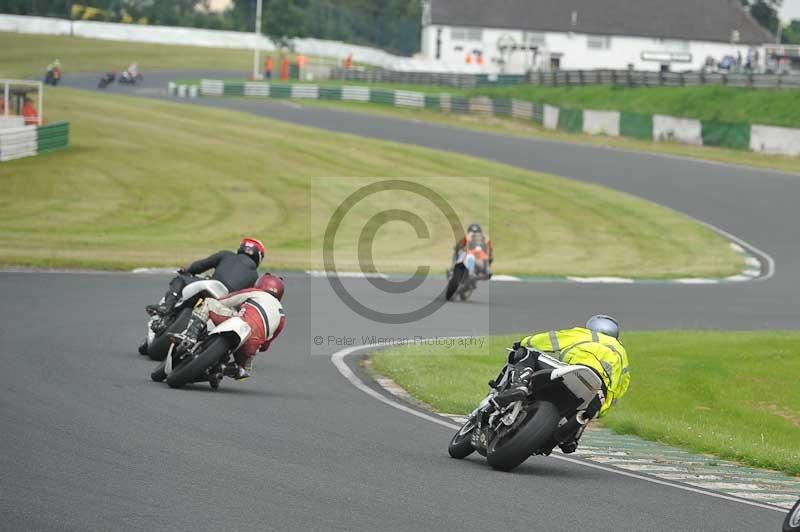 Mallory park Leicestershire;Mallory park photographs;Motorcycle action photographs;classic bikes;event digital images;eventdigitalimages;mallory park;no limits trackday;peter wileman photography;vintage bikes;vintage motorcycles;vmcc festival 1000 bikes