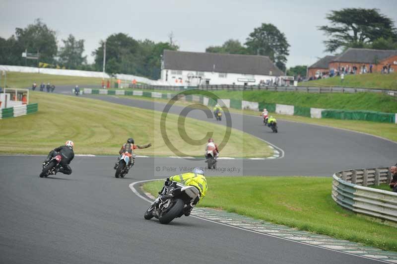 Mallory park Leicestershire;Mallory park photographs;Motorcycle action photographs;classic bikes;event digital images;eventdigitalimages;mallory park;no limits trackday;peter wileman photography;vintage bikes;vintage motorcycles;vmcc festival 1000 bikes