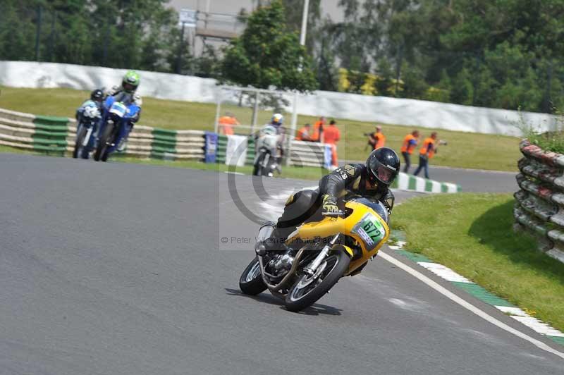 Mallory park Leicestershire;Mallory park photographs;Motorcycle action photographs;classic bikes;event digital images;eventdigitalimages;mallory park;no limits trackday;peter wileman photography;vintage bikes;vintage motorcycles;vmcc festival 1000 bikes