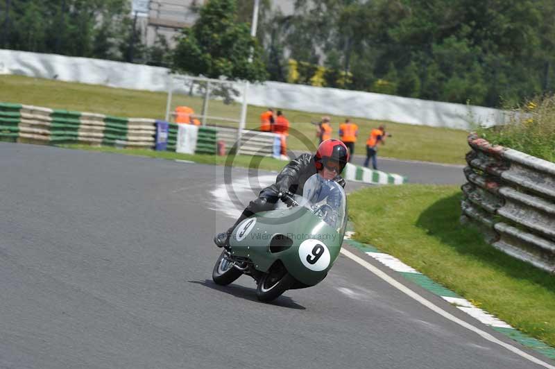 Mallory park Leicestershire;Mallory park photographs;Motorcycle action photographs;classic bikes;event digital images;eventdigitalimages;mallory park;no limits trackday;peter wileman photography;vintage bikes;vintage motorcycles;vmcc festival 1000 bikes