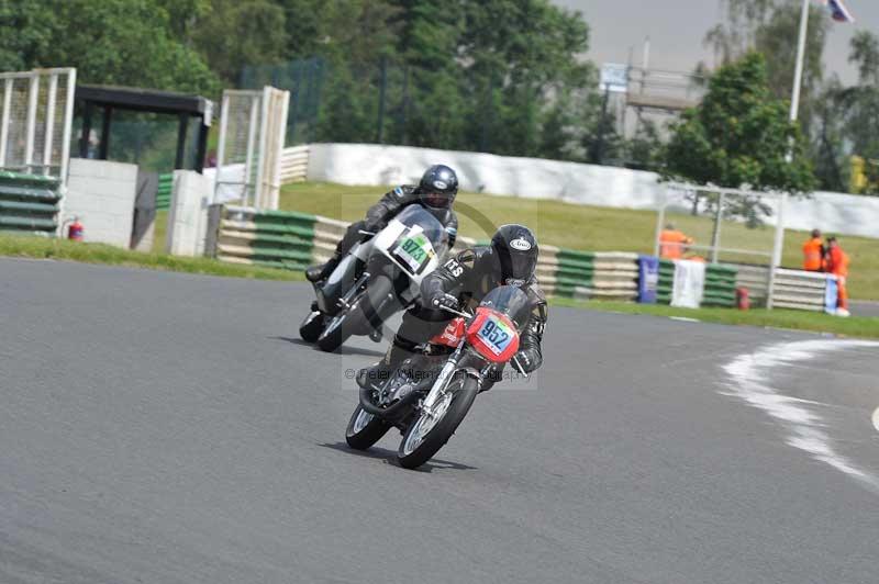 Mallory park Leicestershire;Mallory park photographs;Motorcycle action photographs;classic bikes;event digital images;eventdigitalimages;mallory park;no limits trackday;peter wileman photography;vintage bikes;vintage motorcycles;vmcc festival 1000 bikes