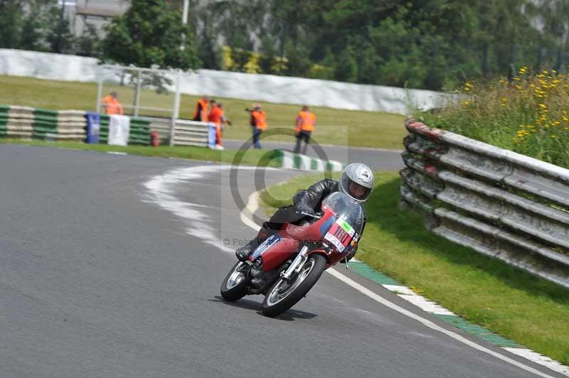 Mallory park Leicestershire;Mallory park photographs;Motorcycle action photographs;classic bikes;event digital images;eventdigitalimages;mallory park;no limits trackday;peter wileman photography;vintage bikes;vintage motorcycles;vmcc festival 1000 bikes