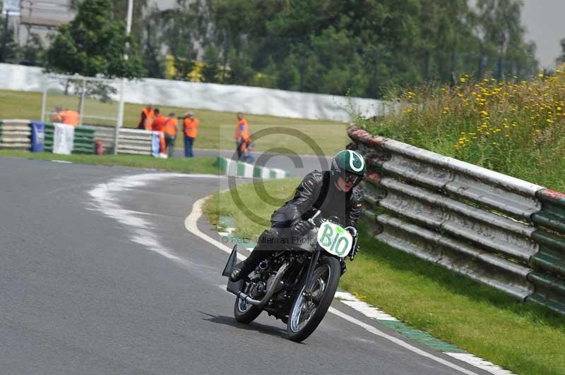 Mallory park Leicestershire;Mallory park photographs;Motorcycle action photographs;classic bikes;event digital images;eventdigitalimages;mallory park;no limits trackday;peter wileman photography;vintage bikes;vintage motorcycles;vmcc festival 1000 bikes