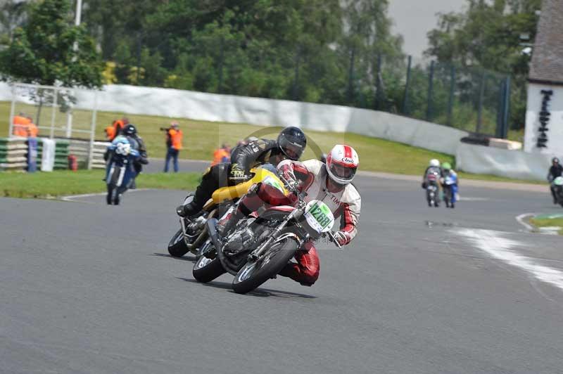 Mallory park Leicestershire;Mallory park photographs;Motorcycle action photographs;classic bikes;event digital images;eventdigitalimages;mallory park;no limits trackday;peter wileman photography;vintage bikes;vintage motorcycles;vmcc festival 1000 bikes