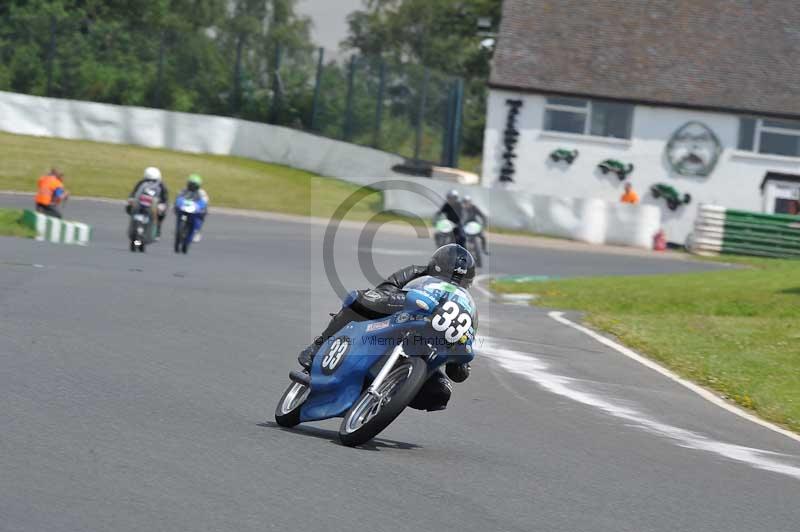 Mallory park Leicestershire;Mallory park photographs;Motorcycle action photographs;classic bikes;event digital images;eventdigitalimages;mallory park;no limits trackday;peter wileman photography;vintage bikes;vintage motorcycles;vmcc festival 1000 bikes