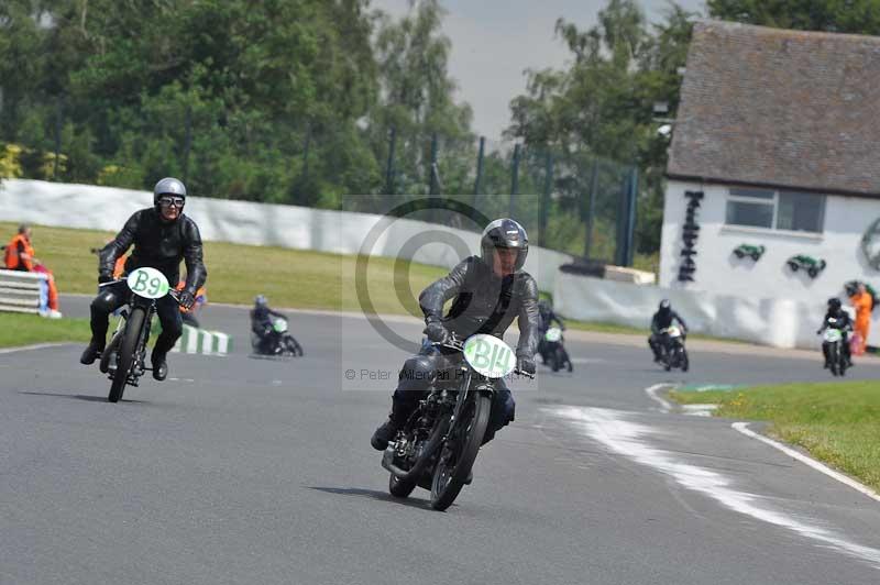 Mallory park Leicestershire;Mallory park photographs;Motorcycle action photographs;classic bikes;event digital images;eventdigitalimages;mallory park;no limits trackday;peter wileman photography;vintage bikes;vintage motorcycles;vmcc festival 1000 bikes