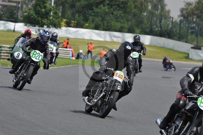 Mallory park Leicestershire;Mallory park photographs;Motorcycle action photographs;classic bikes;event digital images;eventdigitalimages;mallory park;no limits trackday;peter wileman photography;vintage bikes;vintage motorcycles;vmcc festival 1000 bikes