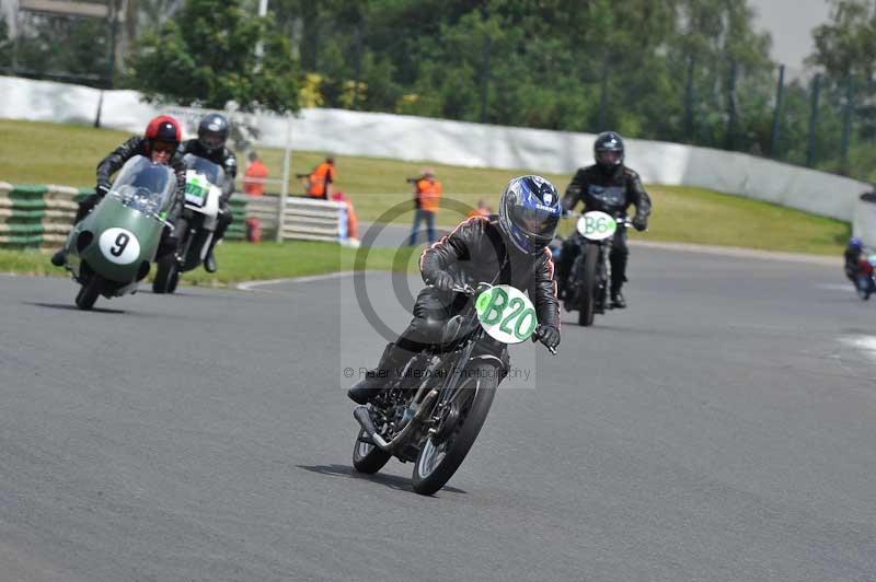 Mallory park Leicestershire;Mallory park photographs;Motorcycle action photographs;classic bikes;event digital images;eventdigitalimages;mallory park;no limits trackday;peter wileman photography;vintage bikes;vintage motorcycles;vmcc festival 1000 bikes