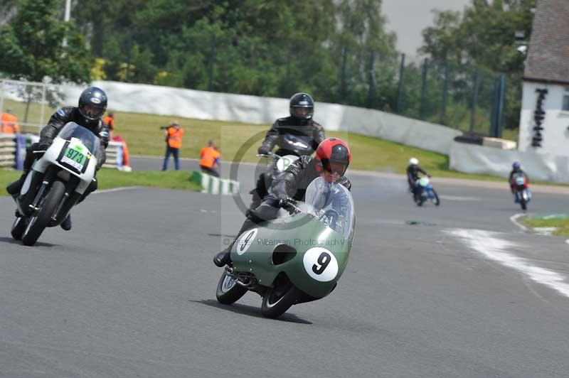 Mallory park Leicestershire;Mallory park photographs;Motorcycle action photographs;classic bikes;event digital images;eventdigitalimages;mallory park;no limits trackday;peter wileman photography;vintage bikes;vintage motorcycles;vmcc festival 1000 bikes