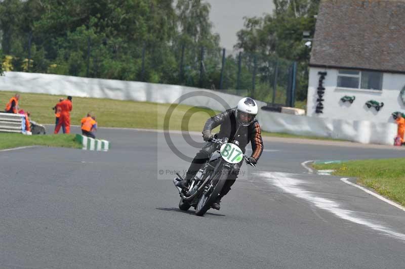 Mallory park Leicestershire;Mallory park photographs;Motorcycle action photographs;classic bikes;event digital images;eventdigitalimages;mallory park;no limits trackday;peter wileman photography;vintage bikes;vintage motorcycles;vmcc festival 1000 bikes