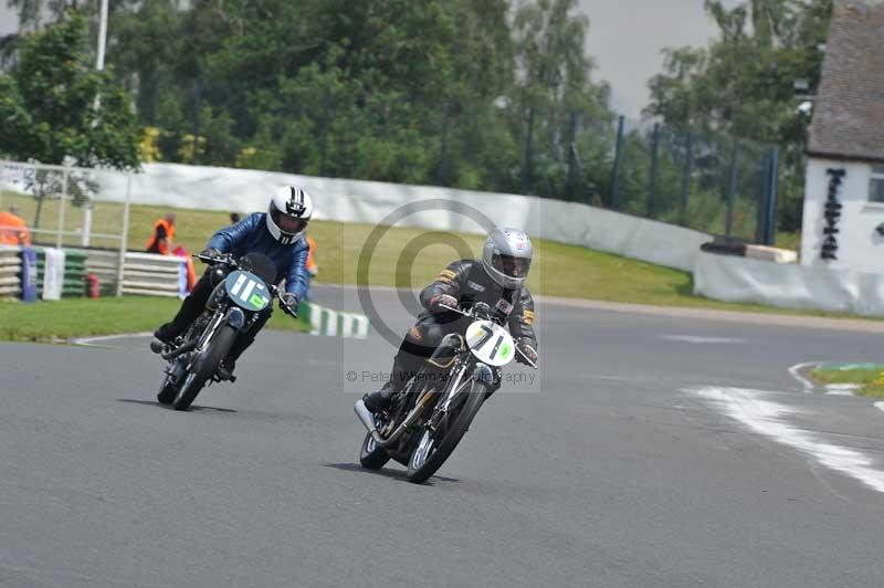 Mallory park Leicestershire;Mallory park photographs;Motorcycle action photographs;classic bikes;event digital images;eventdigitalimages;mallory park;no limits trackday;peter wileman photography;vintage bikes;vintage motorcycles;vmcc festival 1000 bikes