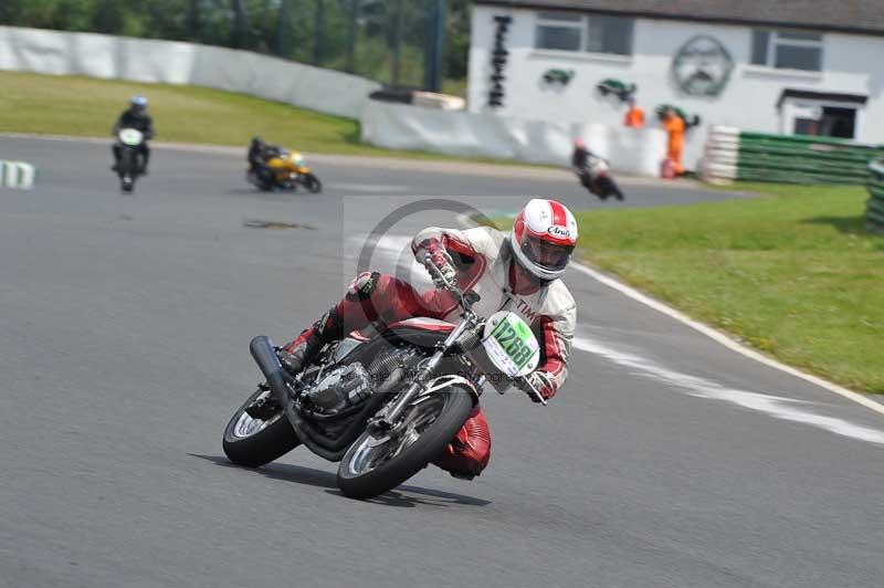 Mallory park Leicestershire;Mallory park photographs;Motorcycle action photographs;classic bikes;event digital images;eventdigitalimages;mallory park;no limits trackday;peter wileman photography;vintage bikes;vintage motorcycles;vmcc festival 1000 bikes