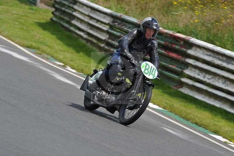 Mallory park Leicestershire;Mallory park photographs;Motorcycle action photographs;classic bikes;event digital images;eventdigitalimages;mallory park;no limits trackday;peter wileman photography;vintage bikes;vintage motorcycles;vmcc festival 1000 bikes