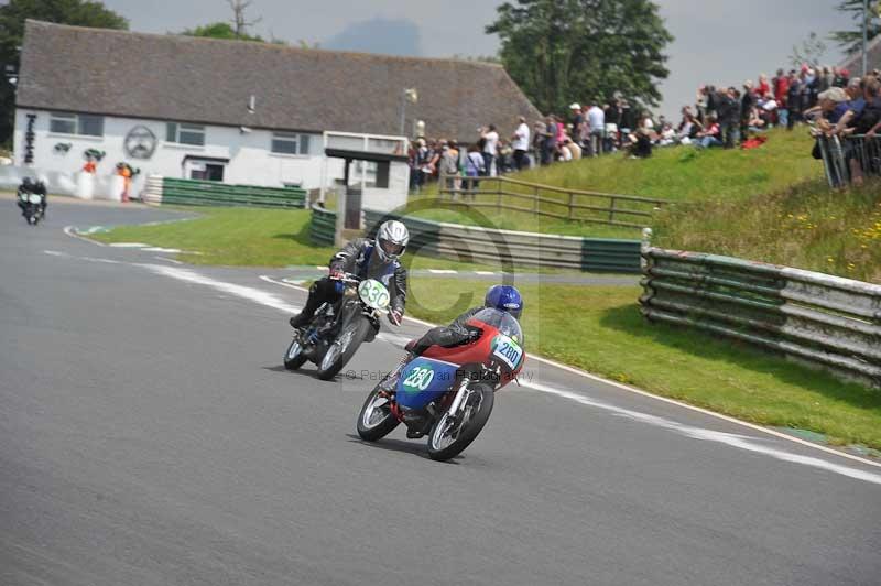 Mallory park Leicestershire;Mallory park photographs;Motorcycle action photographs;classic bikes;event digital images;eventdigitalimages;mallory park;no limits trackday;peter wileman photography;vintage bikes;vintage motorcycles;vmcc festival 1000 bikes