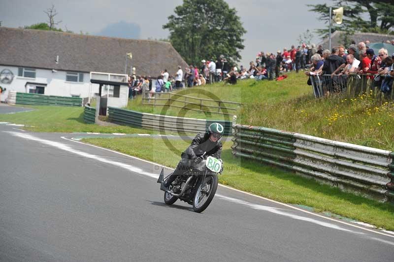 Mallory park Leicestershire;Mallory park photographs;Motorcycle action photographs;classic bikes;event digital images;eventdigitalimages;mallory park;no limits trackday;peter wileman photography;vintage bikes;vintage motorcycles;vmcc festival 1000 bikes