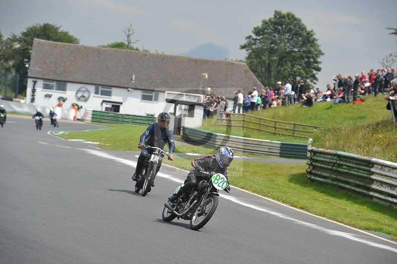 Mallory park Leicestershire;Mallory park photographs;Motorcycle action photographs;classic bikes;event digital images;eventdigitalimages;mallory park;no limits trackday;peter wileman photography;vintage bikes;vintage motorcycles;vmcc festival 1000 bikes