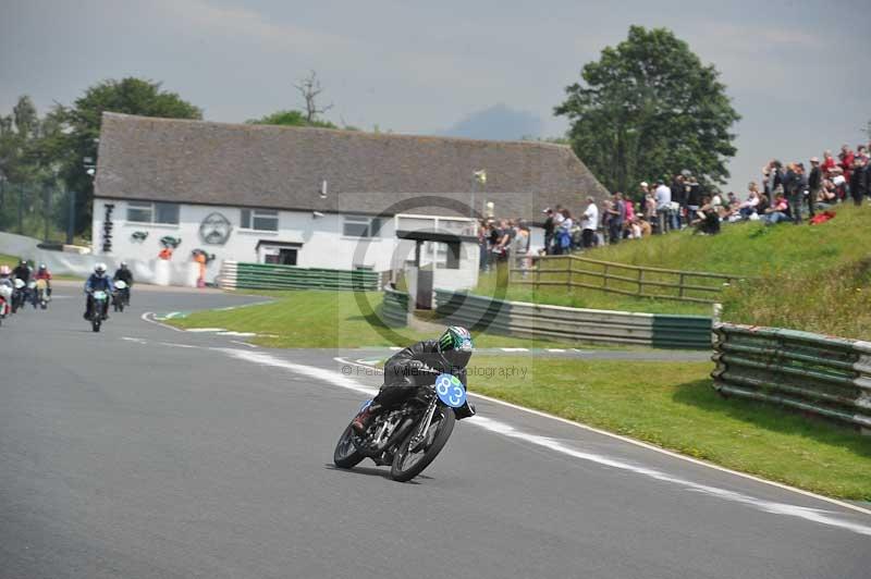 Mallory park Leicestershire;Mallory park photographs;Motorcycle action photographs;classic bikes;event digital images;eventdigitalimages;mallory park;no limits trackday;peter wileman photography;vintage bikes;vintage motorcycles;vmcc festival 1000 bikes